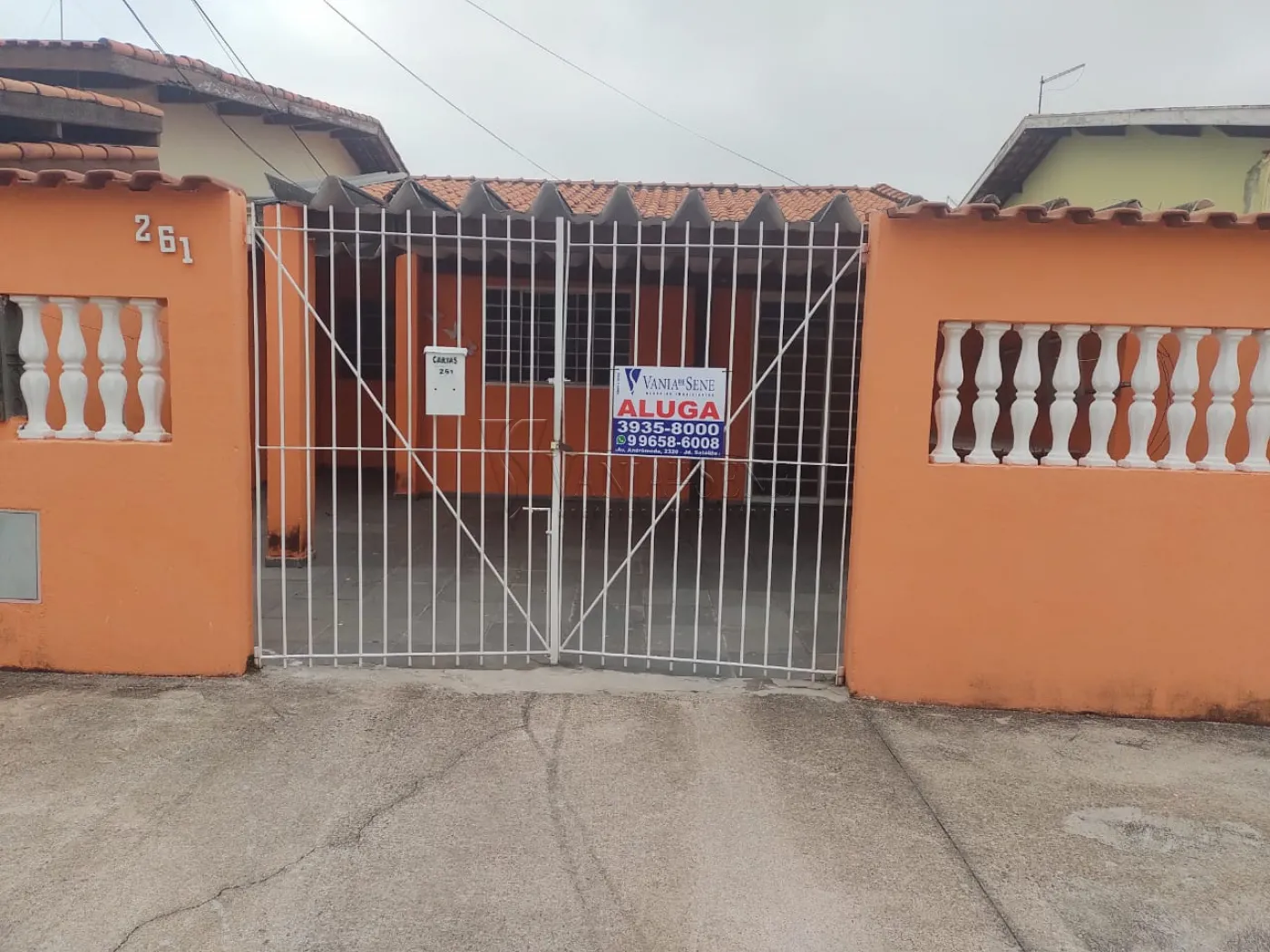 Alugar Casa / Padrão em São José dos Campos R$ 2.000,00 - Foto 1